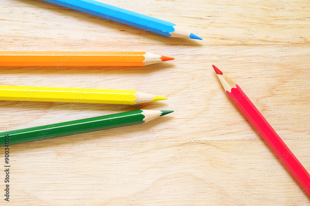 Obraz premium Color pencils on wood background