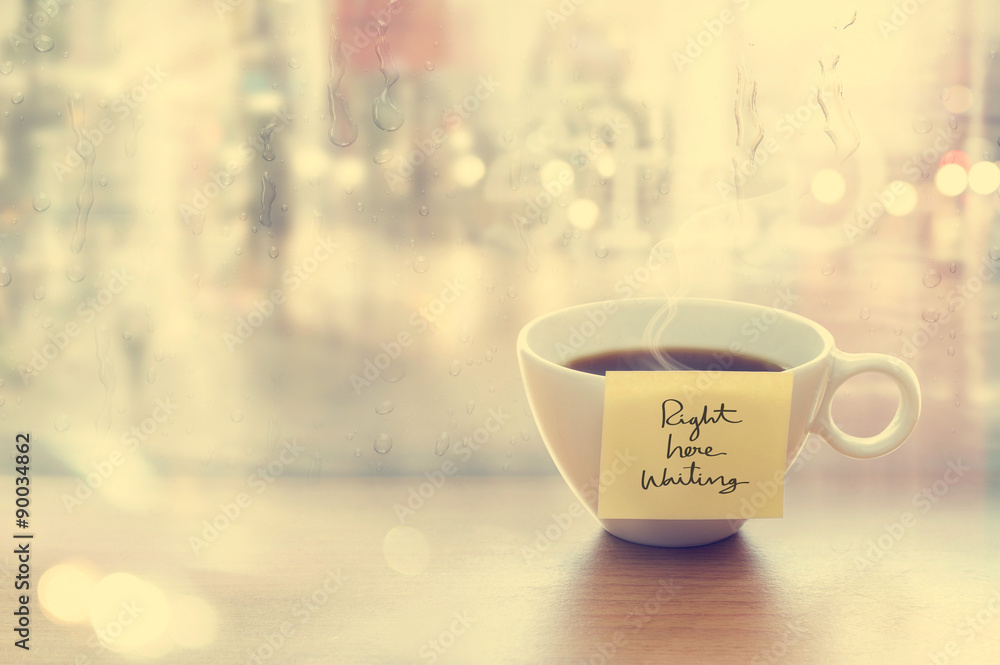 Obraz premium Steaming coffee cup with emotion message cup in coffee shop