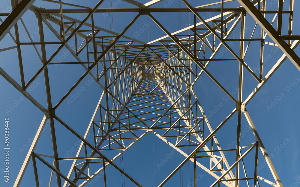 Torre de distribucion de electricidad vista desde abajo