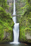 Multnomah Falls in the Columbia River Gorge, Oregon, USA