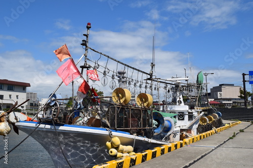 小型のイカ釣り漁船／山形県の庄内浜で小型のイカ釣り漁船を撮影した写真です。