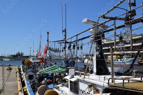 小型のイカ釣り漁船／山形県の庄内浜で小型のイカ釣り漁船を撮影した写真です。