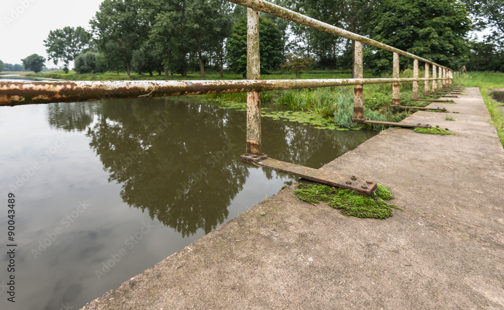 Fototapeta premium Details of an old and abandoned bridge