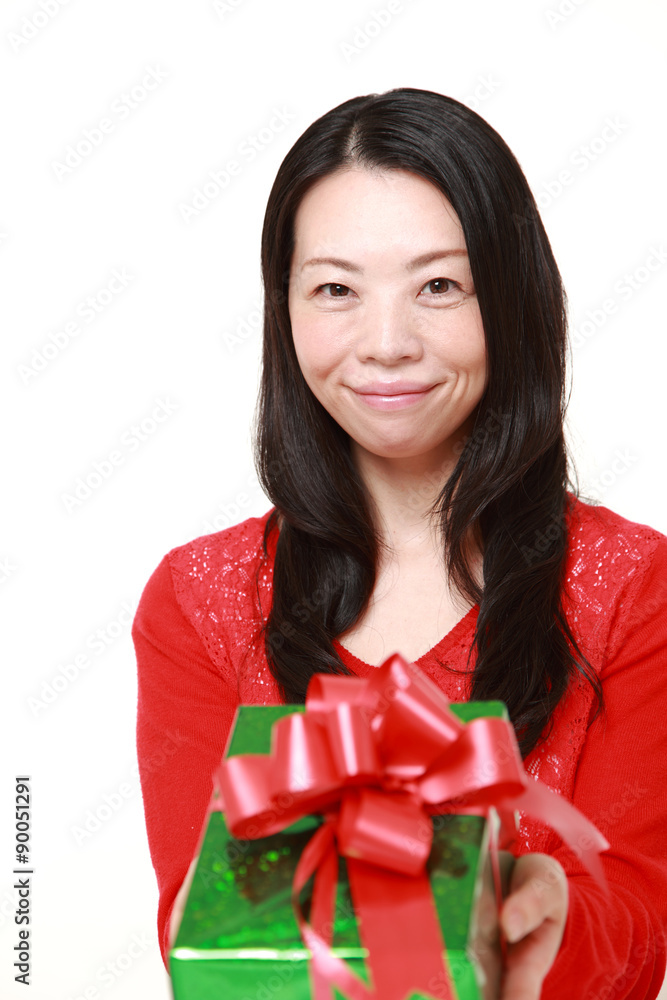 ギフトを差し出す女性 ギフトを差し出す女性