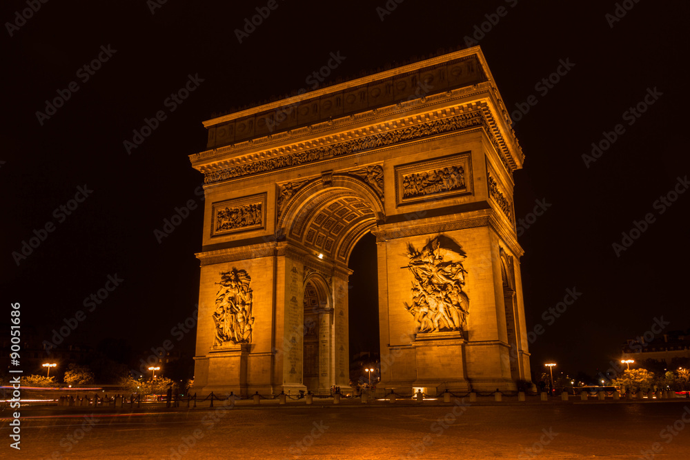 L'arc de triomphe nocturne , Paris, France
