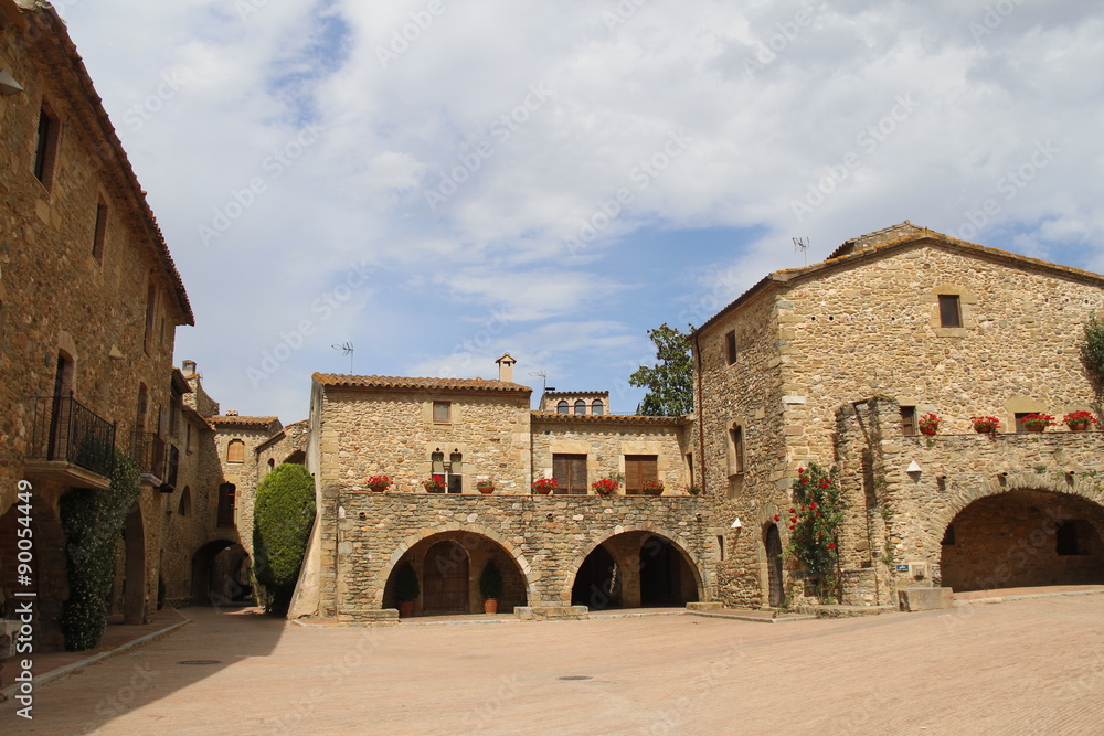 Monells es un pueblo medieval con encanto, del Baix Empordà