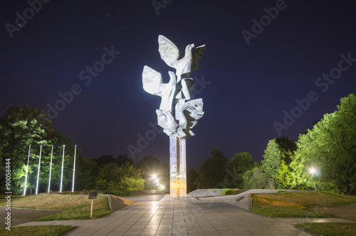 Pomnik Czynu Polaków ,Zdjęcie nocne