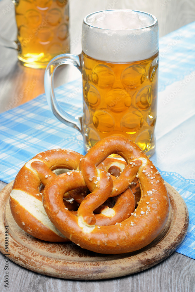 Maß Bier und Brezeln im Biergarten zum Oktoberfest Maß Bier und Brezeln im Biergarten zum Oktoberfest