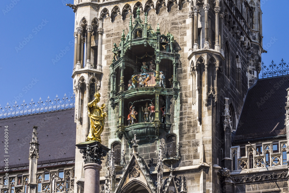 Neues Rathaus München mit Glockenspiel und Mariensäule