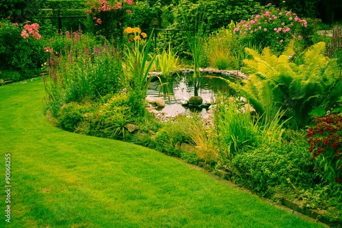 Im Garten mit Teich