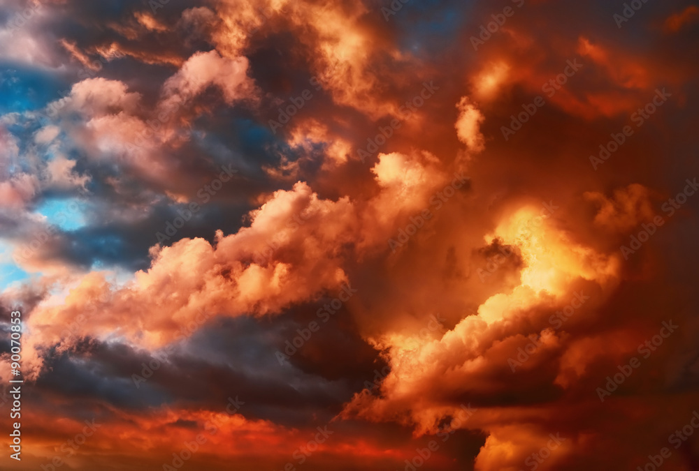 Dramatischer Himmel mit rot gefärbten Wolken