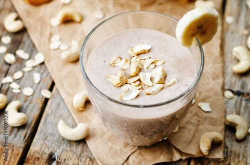 cashew banana cocoa oats smoothie