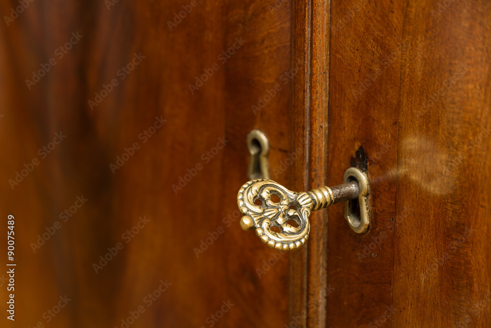 Schranktür mit altem Schlüssel