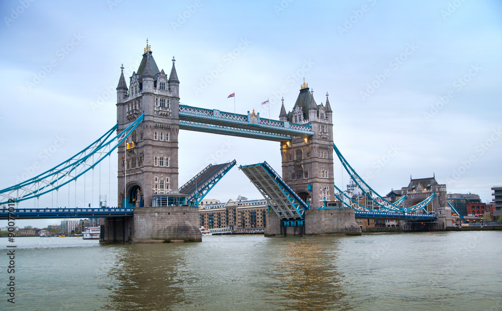 Obraz premium LONDON, UK - APRIL 15, 2015: City of London panorama at sunset. Tower bridge and River Thames