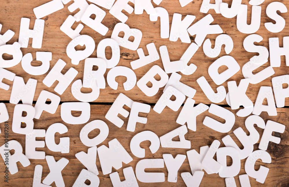 Holzhintergrund mit weißen Buchstaben Holzhintergrund mit weißen Buchstaben
