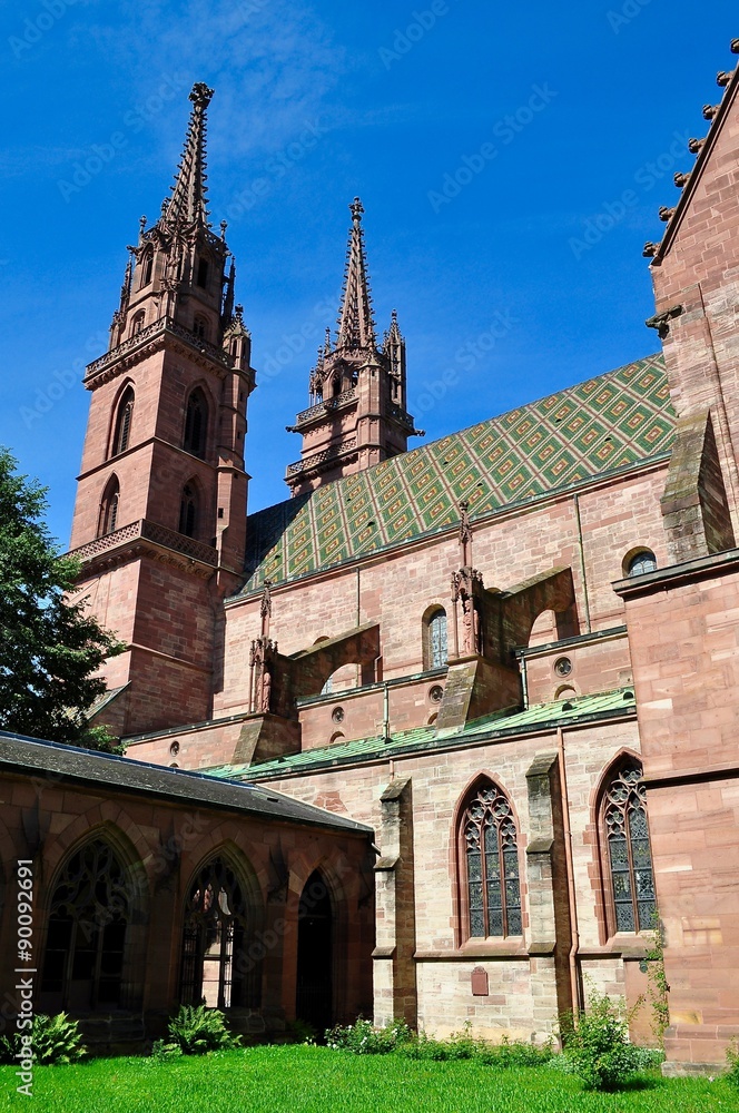 Münster Basel mit Kirchengarten, Schweiz