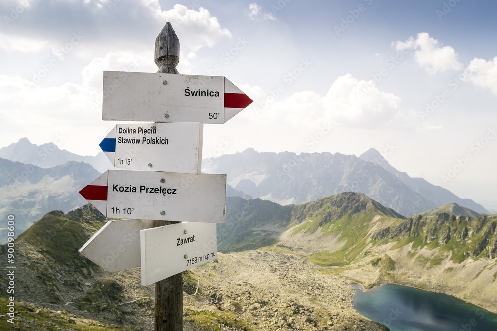 Obraz premium Sign with direction on Zawrat Pass, Tatra Mountains