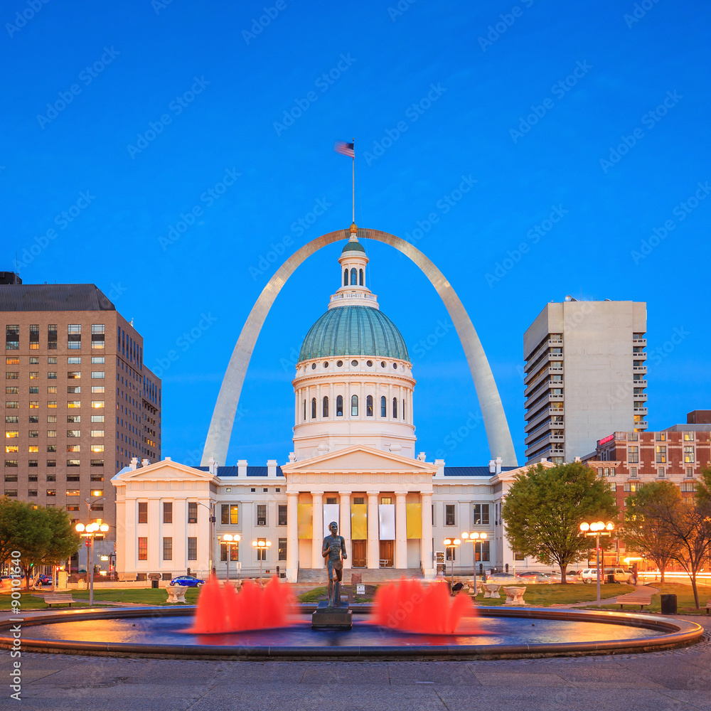 Obraz premium St. Louis downtown with Old Courthouse
