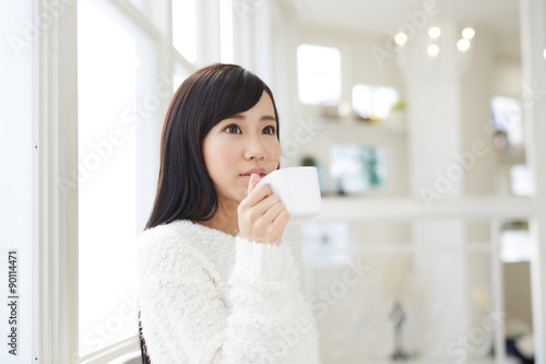 コーヒーを飲む爽やかな女性 Free Download コーヒーを飲む爽やかな女性 - GFXLoad