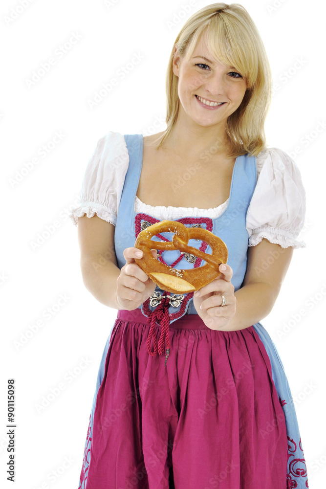 Frau in Dirndl als bayrisches Trachtenkleid hält Brezel zum Oktoberfest Frau in Dirndl als bayrisches Trachtenkleid hält Brezel zum Oktoberfest