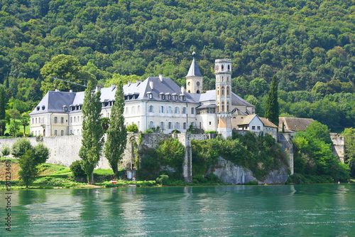 L'abbaye de Hautecombe au bord du lac du Bourget en Savoie