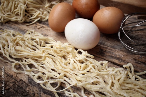 Making noodles with egg and whisk