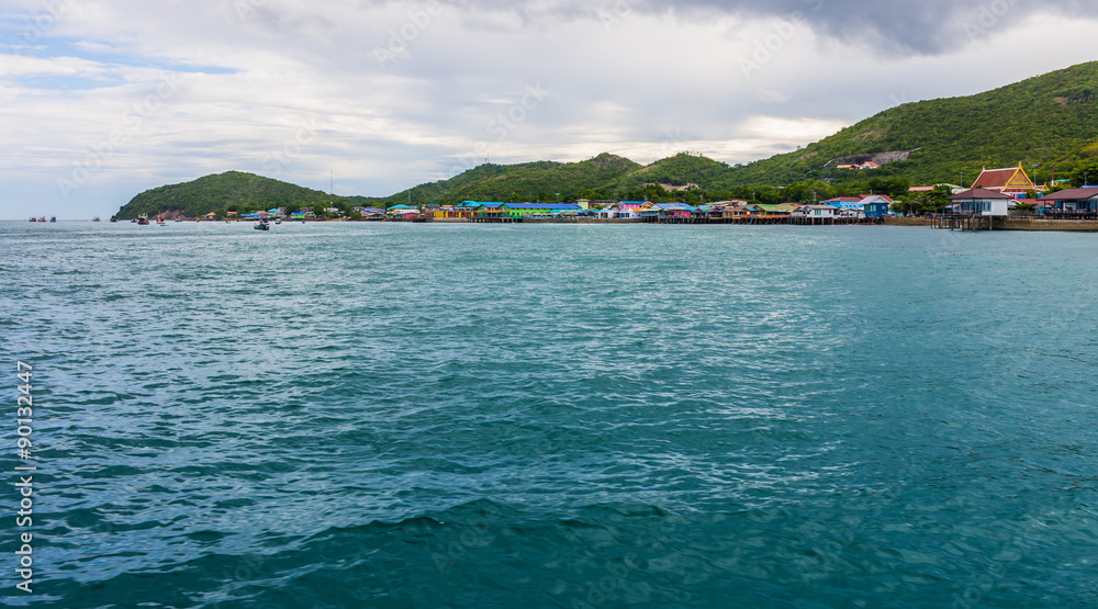 Koh lan island and blue sea in front