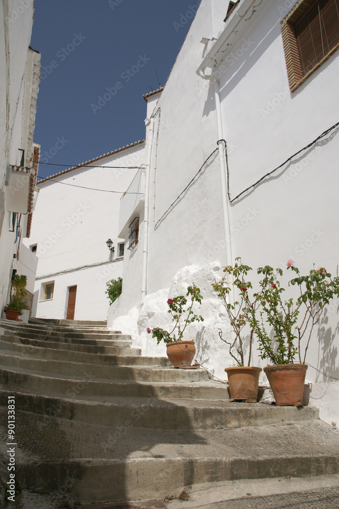 Naklejka premium calles de Casarabonela adornada con macetas, Málaga