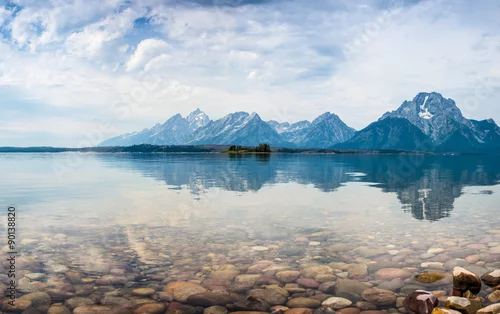 Obraz przejrzyste jezioro z wysokimi górami w tle