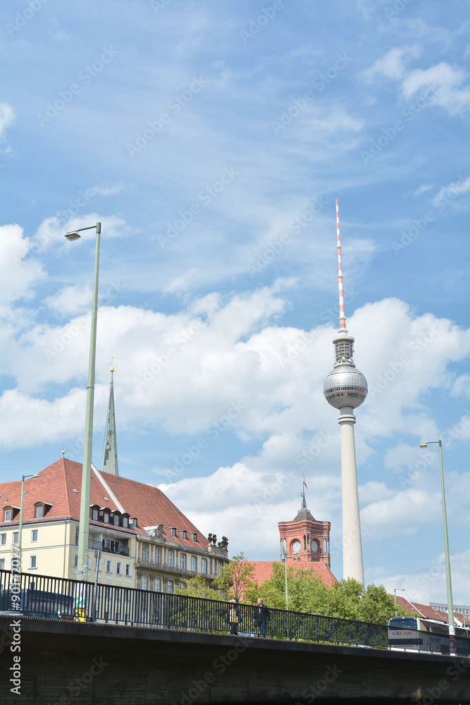 Blick auf den Fernsehturm in Berlin von der Fischerinsel