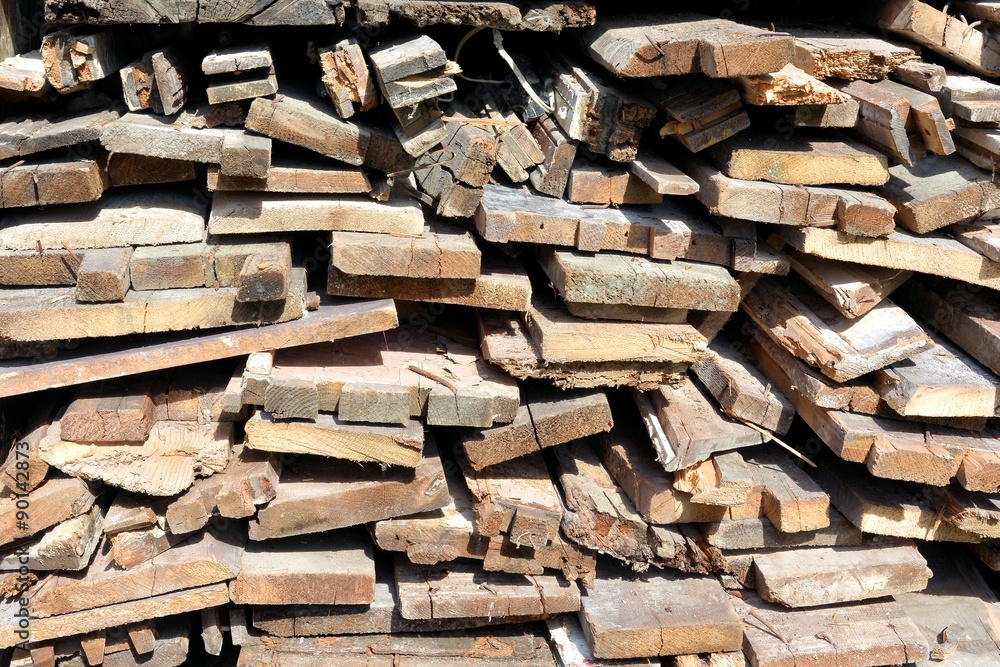 Stapel Brennholz aus einem Abrisshaus vor einem Haus Stapel Brennholz aus einem Abrisshaus vor einem Haus