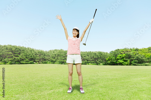 ゴルフをする女性 バンザイ