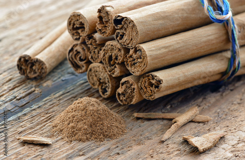 Zimtpulver, Zimt - Ceylon Zimtstangen auf Holz / Makro