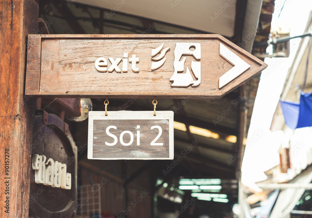 Obraz premium exit wood signboard
