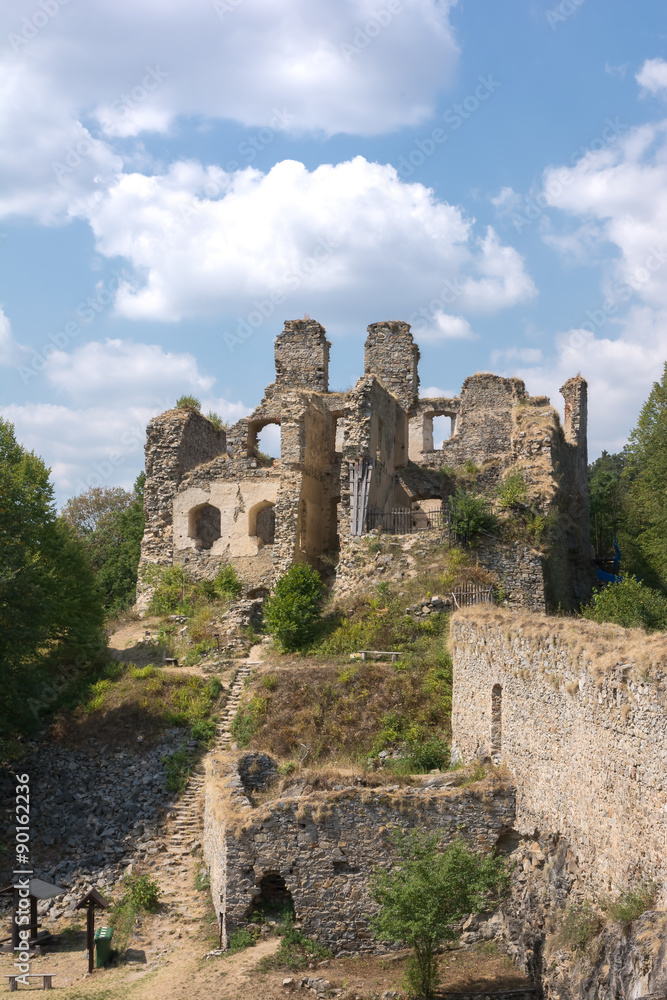 Divci Kamen (Madstein) castle ruins