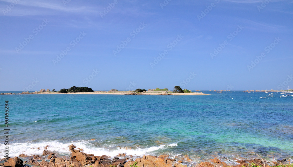 Vue sur les îles depuis la côte à Port-Blanc Penvénan en Bretagne Vue sur les îles depuis la côte à Port-Blanc Penvénan en Bretagne