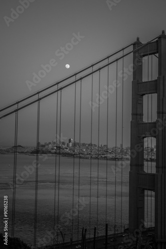 Vollmond   ber Golden Gate Bridge