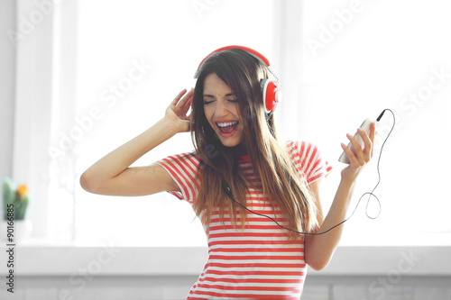Woman listening music in he...