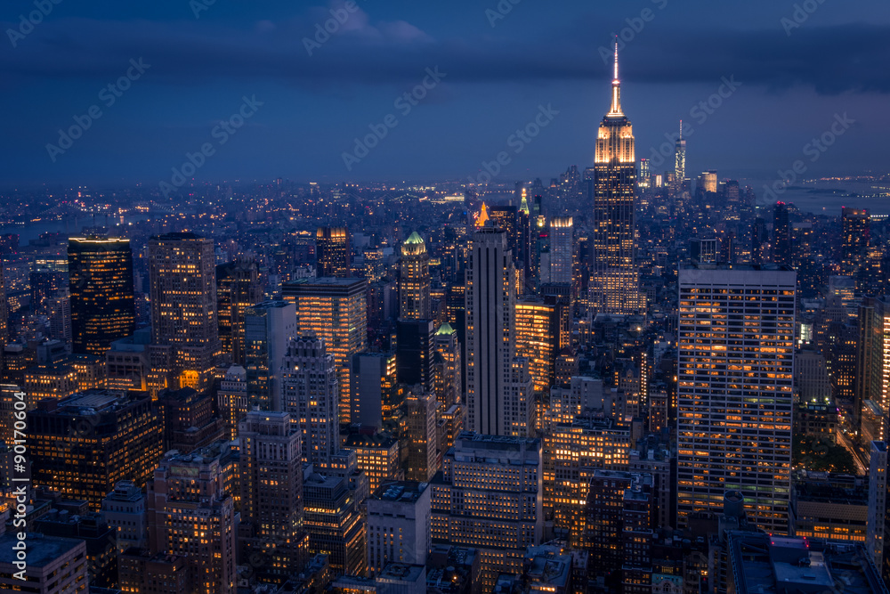 Naklejka premium Dolny Manhattan nocą widziany z wysokości