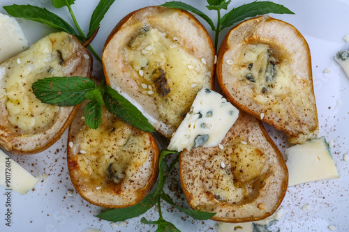 Baked pear with blue cheese