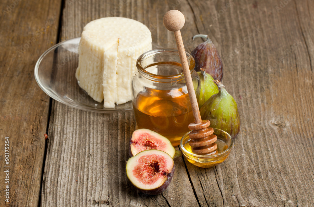 White cheese with figs and honey