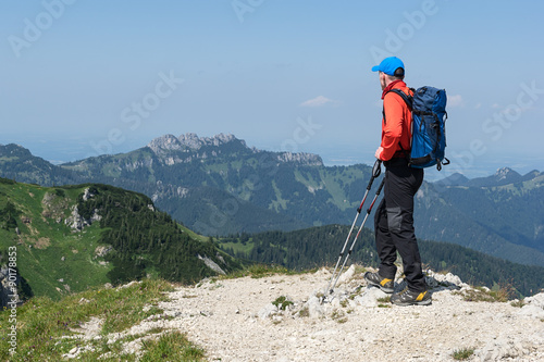 Wanderer vor Bergkamm