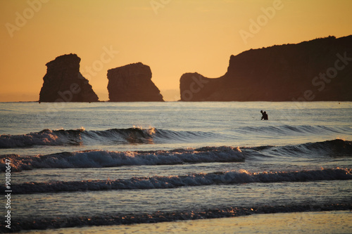 Les dexu jumeaux au lever de soleil a la plage Hendaye photo