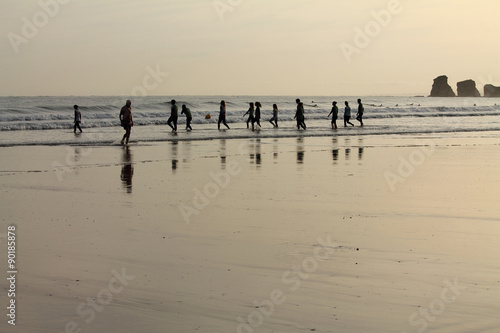 échauffement matinal des surfeurs a la plage au lever de soleil - silhouettes photo