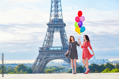 Twins with colorful balloons in Paris © Ekaterina Pokrovsky
