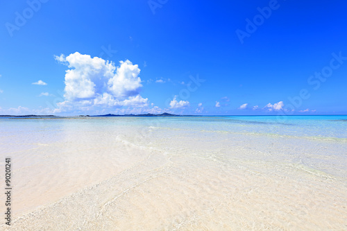 美しい沖縄のビーチと夏空 © sunabesyou