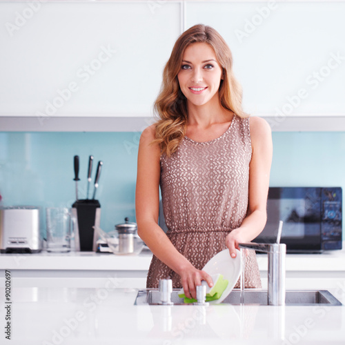 Obraz na plátně beautiful housewife doing dishes