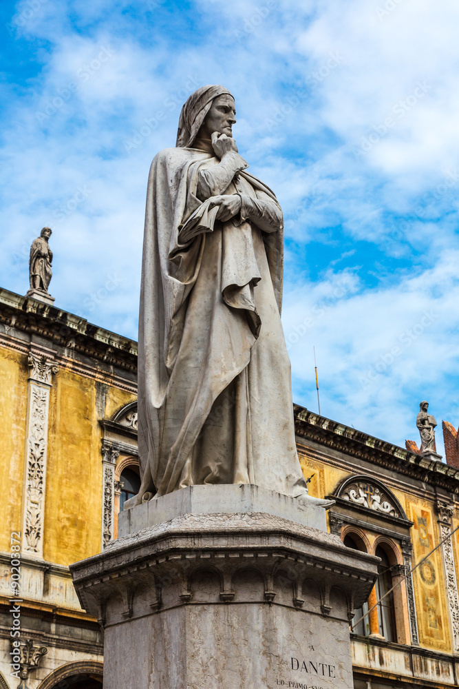 Fototapeta premium Statue of Dante in Verona, Italy