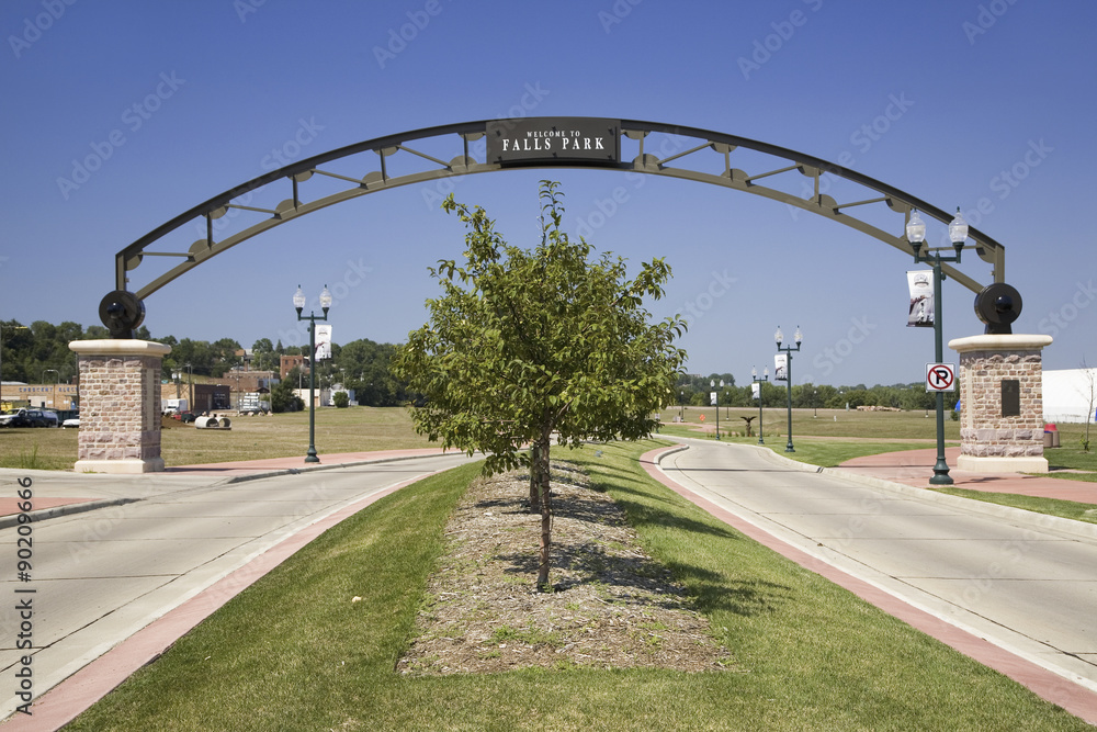 Obraz premium Welcoming Gate to Falls Park, Sioux Falls, South Dakota