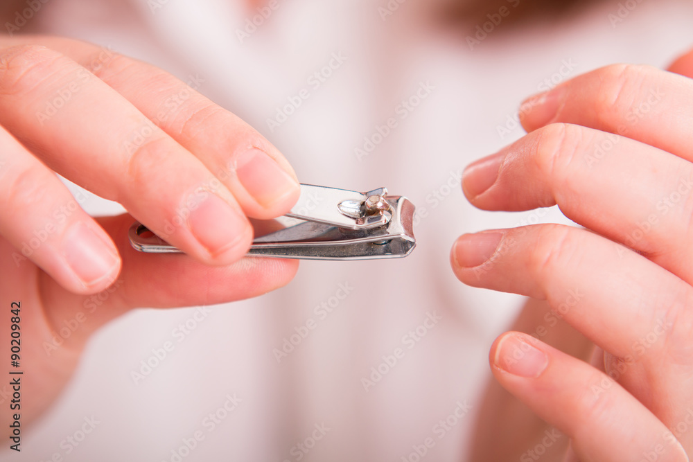 Cutting nails using nail clipper